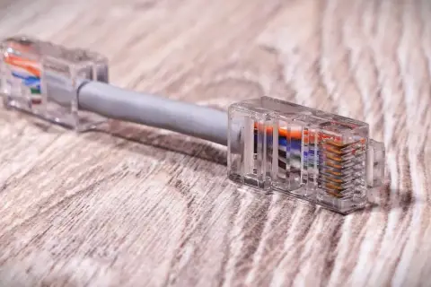 Jak zacisnąć kabel internetowy: proste kroki, by uniknąć błędów