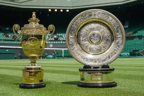 Co większe puchar zwycięzcy Wimbledonu – zaskakujące wymiary trofeów