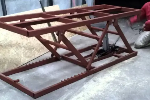 Podnośnik motocyklowy DIY: Zbuduj go sam i oszczędź! Poradnik krok po kroku