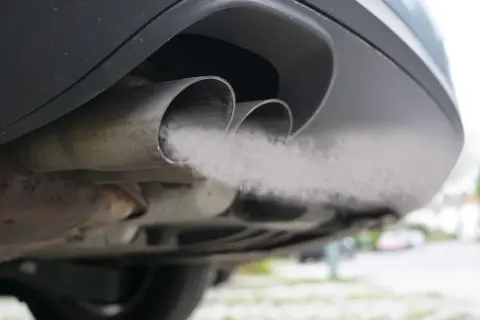 Spaliny z podwójnej rury wydechowej samochodu, spełniającego normę euro 5.