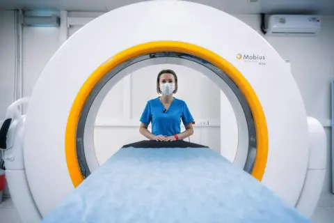 Medyk w maseczce przy aparacie do rezonansu magnetycznego. Czy aparat ortodontyczny stanowi przeciwwskazanie do badania?