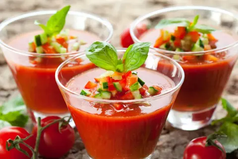 Tre glas med gazpacho, toppad med tärnad gurka, paprika och basilika. Ett perfekt gazpacho recept för en varm sommardag.