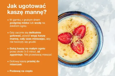Pyszna kasza manna na mleku, udekorowana plasterkami truskawek i okruszkami ciastek. Idealna na ciepłe śniadanie.
