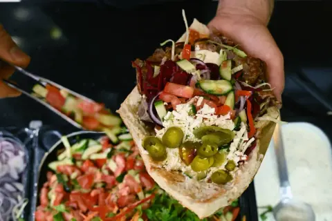 Pyszny kebab z mięsem, warzywami i serem. Czy kebab tuczy? Zależy od składników i ilości!