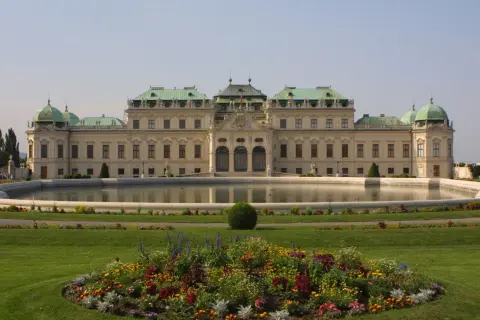 Barokowy pałac Belweder w Wiedniu, z zielonymi kopułami i ogrodem. Idealne miejsce na zakup biletów i zwiedzanie.