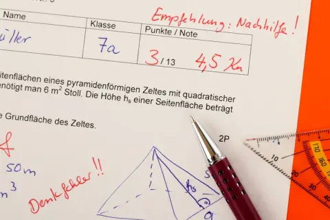 Schulaufgabe mit Berechnungen zu einem Zelt. Die Seitenflächen eines Kegels sind Teil der Aufgabe. Ein Denkfehler wird rot angemerkt.