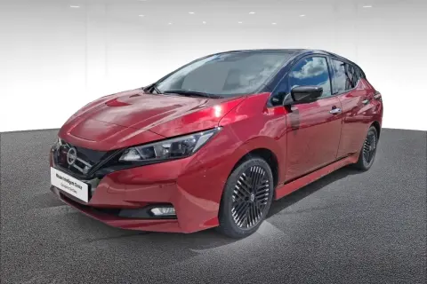 Nissan Leaf rouge, 40 kWh, prête pour l'aventure. Son autonomie vous emmène loin, en toute sérénité.