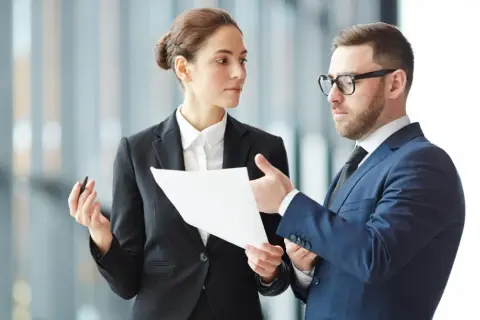 Biznesmeni omawiają dokumenty. Może to dotyczyć strategii rozwoju, która wpłynie na całą dieta krajowa.