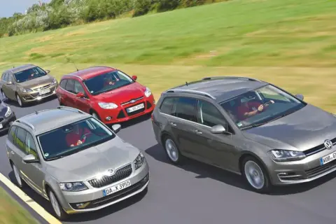Pięć samochodów w wersji kombi i hatchback jedzie po torze.