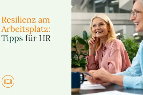 Zwei Frauen lachen im Büro. Der Text "Resilienz am Arbeitsplatz: Tipps für HR" und ein Buchsymbol sind links zu sehen.