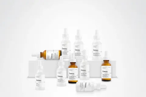 Kolekcja produktów The Ordinary, w tym kwas hialuronowy, niacynamid i retinol.