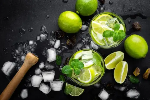 Erfrischende Mojitos mit Limetten, Minze und Eiswürfeln. Das perfekte Mojito Rezept für heiße Tage.
