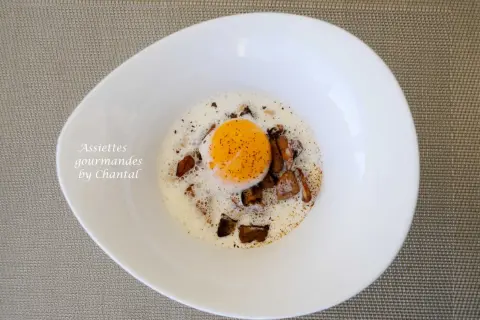 Un œuf Dubarry, poché et servi dans une sauce crémeuse avec des morceaux de champignons.