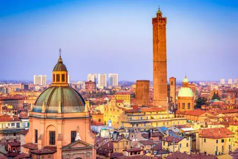 Bologna, Italien, med sina ikoniska torn och kupoler, badar i solljus. En vy över den historiska stadskärnan.
