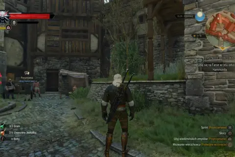 Geralt w arcymistrzowskim rynsztunku kota stoi na kamiennej ścieżce przed kamienno-drewnianym budynkiem.
