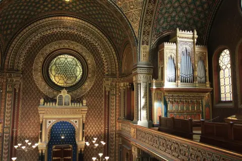 Prager Synagoge mit prunkvoller Orgel, kunstvollen Deckenmalereien und einem Rosettenfenster.