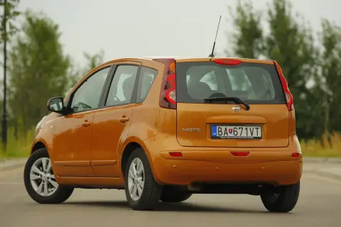 Pomarańczowy Nissan Note, gotowy na nissan note wymiana żarówki przód.