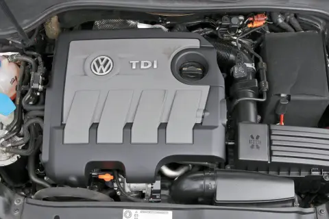 Silnik 1.6 TDI Volkswagena z widocznym logo TDI i zbiorniczkiem płynu chłodniczego.