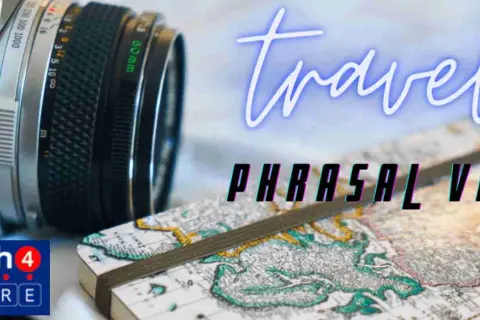 Cámara y cuaderno con mapa para aprender phrasal verbs de travel. ¡Prepara tu próxima aventura!