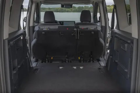 Bagagliaio del Ford Tourneo Courier con sedili posteriori abbassati, mostrando le dimensioni interne per un carico ottimale.