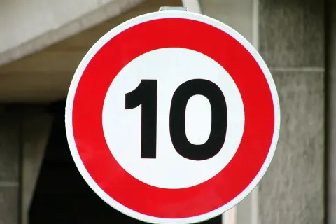 Panneau rond rouge et blanc indiquant la vitesse maximale autorisée de 10 km/h.