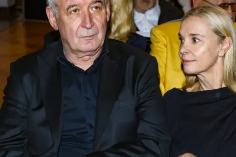 Waldemar Dąbrowski i jego towarzyszka, być może w trakcie romantycznego wieczoru, siedzą obok siebie.