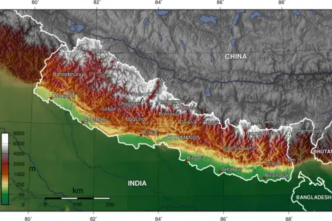 Mapa fizyczna Nepalu, ukazująca jego położenie między Chinami a Indiami, z zaznaczonymi szczytami i miastami.
