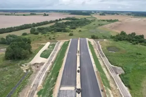 Budowa drogi ekspresowej S2, łączącej Siedlce z Białą Podlaską, postępuje. Nowa trasa przecina malownicze pola i lasy.