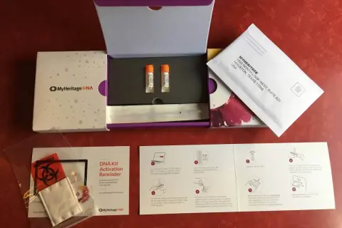 Kit MyHeritage DNA prêt à l'emploi pour un avis sur votre patrimoine génétique. Instructions incluses.