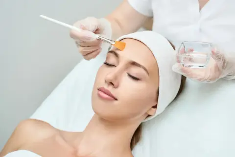 Peeling do cery trądzikowej: Wybierz mądrze i pozbądź się trądziku