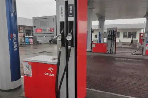 Dystrybutory paliwa na stacji Orlen. Obok dystrybutora z napisem "Diesel" widać też opcję tankowania biodiesel.