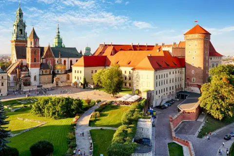 Wawel, krakow castle, z czerwonymi dachami i zielonymi ogrodami, lśni w słońcu.