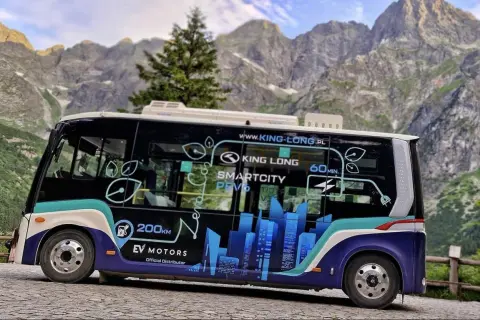 Elektryczny melek EV Motors z napisem "200km" i "60 min." na tle gór. Cennik Morskie Oko?