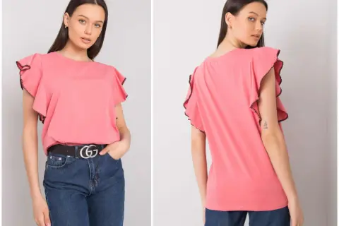 Różowy t shirt z falbankami na rękawach, idealny na letnie dni.