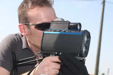 Un homme utilise un nouveau radar camera Ultralyte LR pour mesurer la vitesse.
