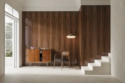 Elegancki salon retro nowoczesny z drewnianą boazerią, stylową komodą i fotelem.