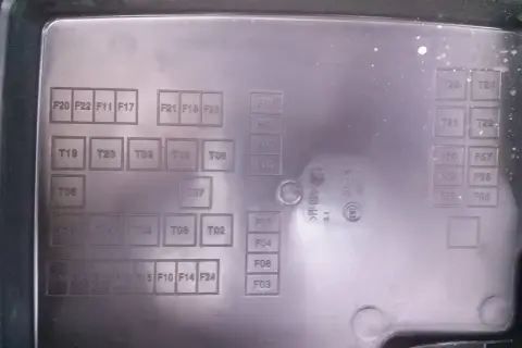 Schemat bezpieczników w Peugeot Boxer. Pomoc przy wymianie żarówki przód.