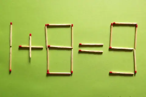 Zagadki z zapałkami: 1+8=9. Matematyczne łamigłówki na zielonym tle.