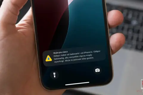 Na ekranie iPhone'a komunikat: "Wykryto ciecz". Odłącz kabel od ładowarki i od iPhone'a, aby złącza mogły wyschnąć.
