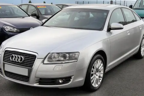Srebrne Audi A6 C6 2.7 TDI na parkingu. Elegancka limuzyna z charakterystycznym grillem i felgami.