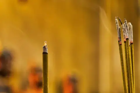 Czy kadzidełka to grzech? Zrozumienie ich religijnego znaczenia
