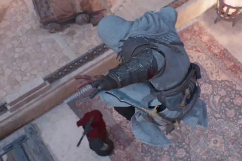 Assassin's Creed Mirage poradnik: Basim przygotowuje się do ataku z ukrycia, ostrze wysunięte.