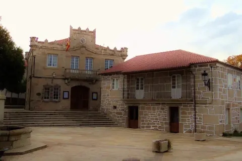 Ayuntamiento y fuente en la plaza de Rodeiro. Un lugar con encanto que ver en Rodeiro.