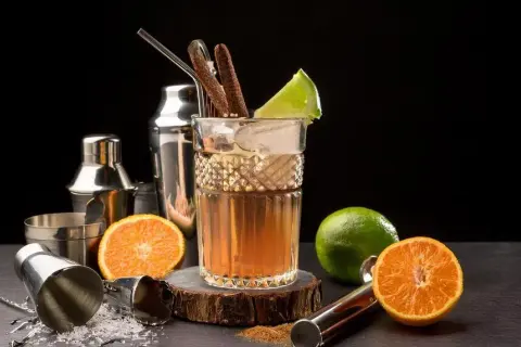 Najlepsze drinki z angosturą: klasyczne przepisy i nowoczesne wariacje