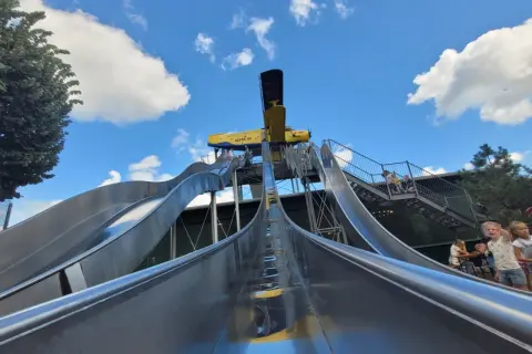 Riesige Rutschenanlage mit Flugzeug-Thema, ein tolles Ziel für Ausflugsziele Oberbergischer Kreis mit Kindern.