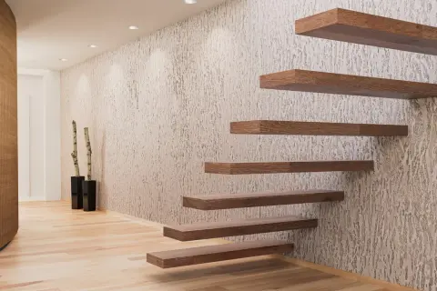 Moderne Treppe mit Holzstufen vor einer Wand in Wischtechnik. Zwei Birkenäste in schwarzen Vasen ergänzen das Ambiente.