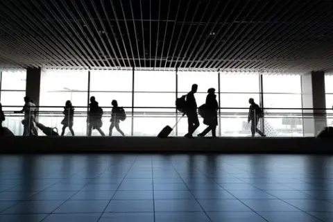 Jak zaplanować transfer z lotniska do hotelu? Bez stresu!