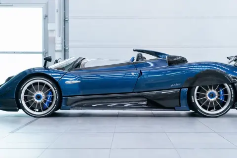 Pagani Barchetta blu, un capolavoro di ingegneria e design, con dettagli in fibra di carbonio e cerchi sportivi.
