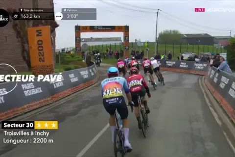 Kolarze walczą na brukowanym sektorze 30 podczas Paryż-Roubaix. Długość sektora to 2200 m.