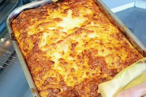 Lasagne maison dorée et gratinée, prête à être dégustée. Un délice pour la conservation des bons moments.